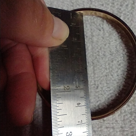Goldtone bangle bracelet approx. 2.5 wide - Picture 2 of 3